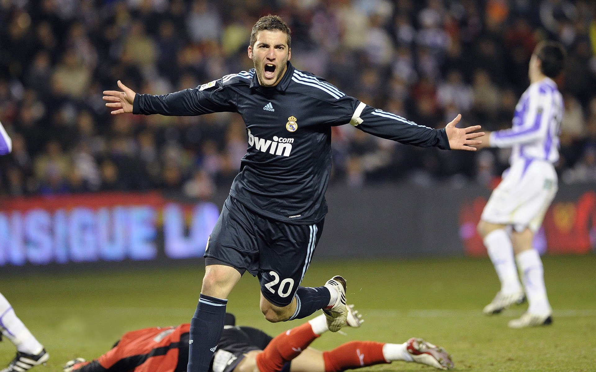 太阳鏖战老鹰,詹姆斯在欧冠决赛接管比赛